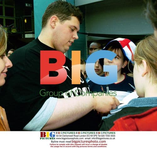 Rik Waller Shows Support for Henman at Wimbledon