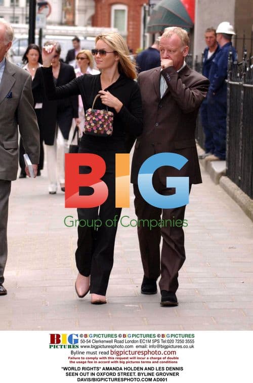 AMANDA HOLDEN AND LES DENNIS OUT IN OXFORD STREET