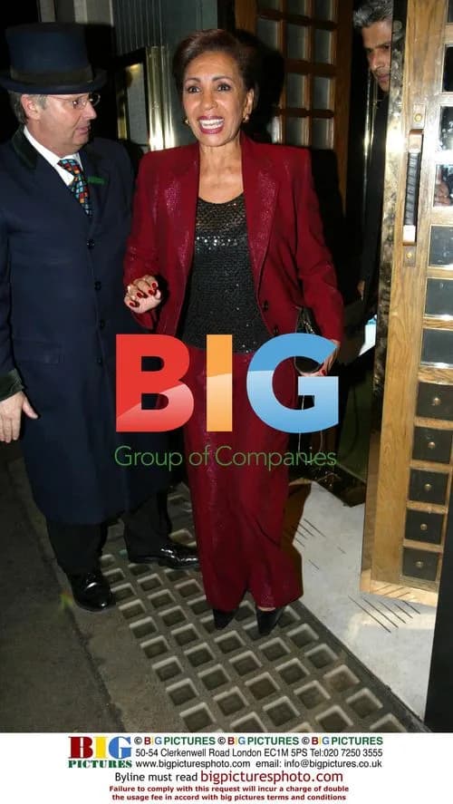 SINGER SHIRLEY BASSEY AT THE IVY RESTAURANT