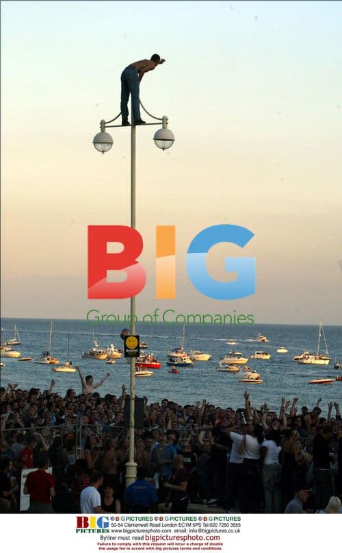 Thousands of fans see DJ Fat Boy Slim in Brighton