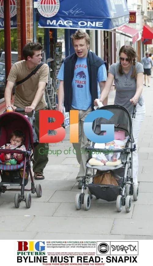 Jamie and Jules Oliver shopping with family
