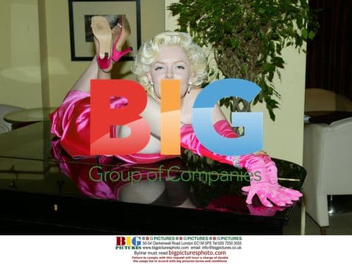 Marilyn Monroe lookalike at SCOTS oyster bar