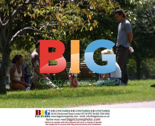 RAVIN ROSSDALE AND GWEN STEFANI WALK DOG IN LONDON PARK