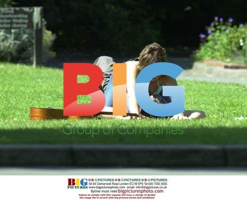 HARRIET SCOTT AND BOYFRIEND JOHN O'MAHONEY AT PARK