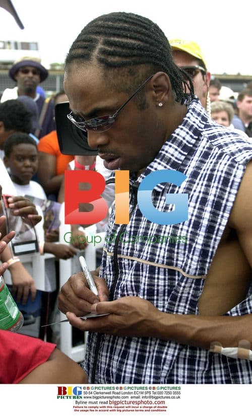 Coolio signs autographs at DC race event