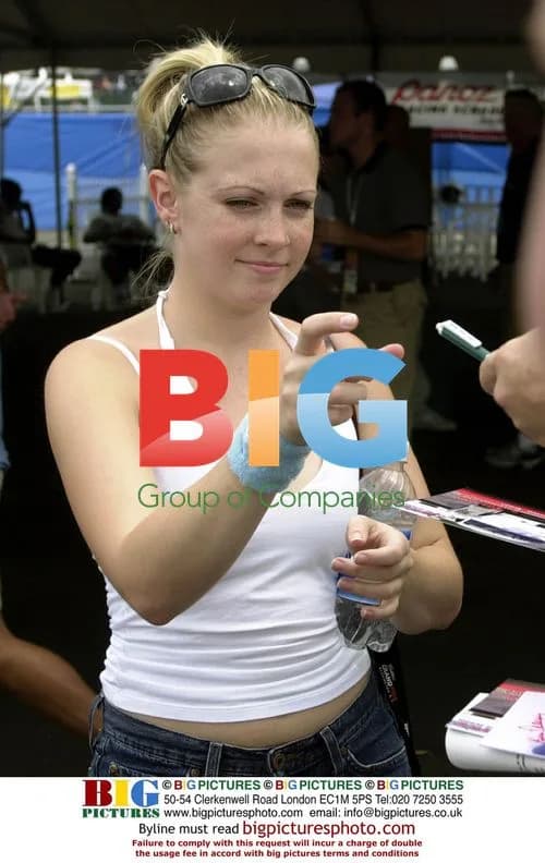 Melissa Joan Hart signs autographs at celebrity race