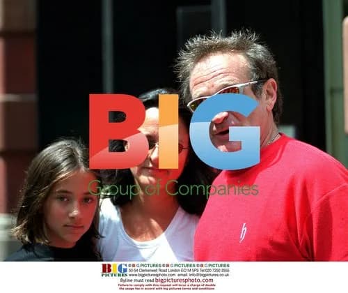 Robin Williams and family leaving hotel for Broadway show