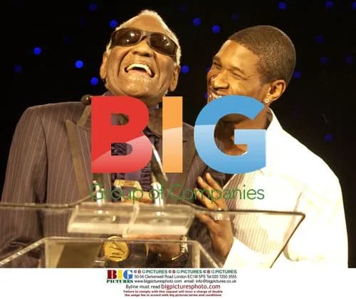 Ray Charles accepts Heroes Award from Usher in Atlanta