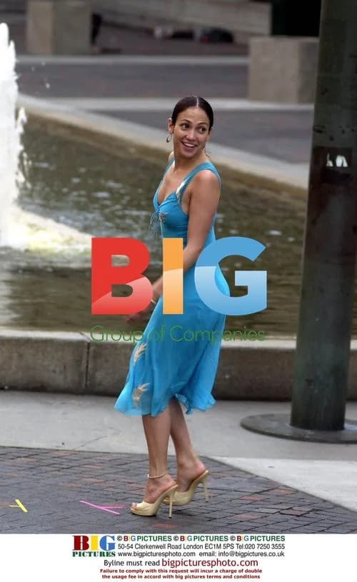 Jennifer Lopez on film set in New York