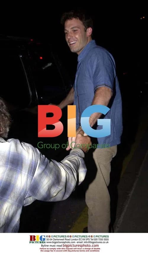 Ben Affleck sneaks from J.Lo's trailer