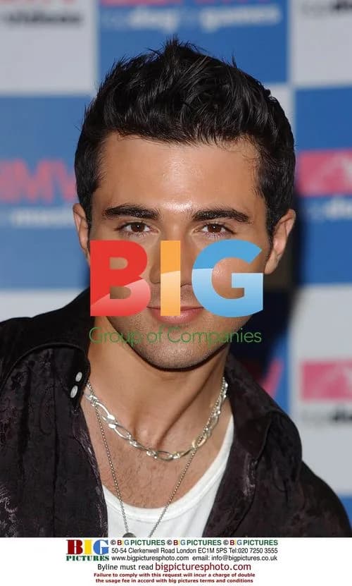 DARIUS PROMOTES NEW SINGLE AT HMV IN LONDON