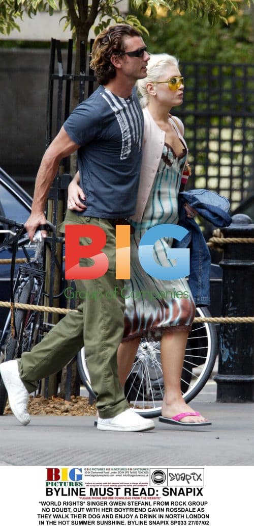 Gwen Stefani and Gavin Rossdale Walk Dog in London