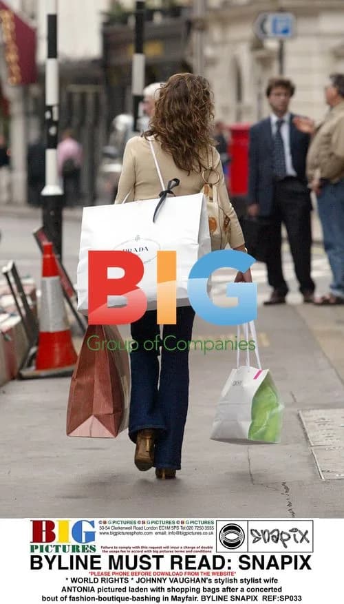 JOHNNY VAUGHAN's wife ANTONIA after shopping in Mayfair