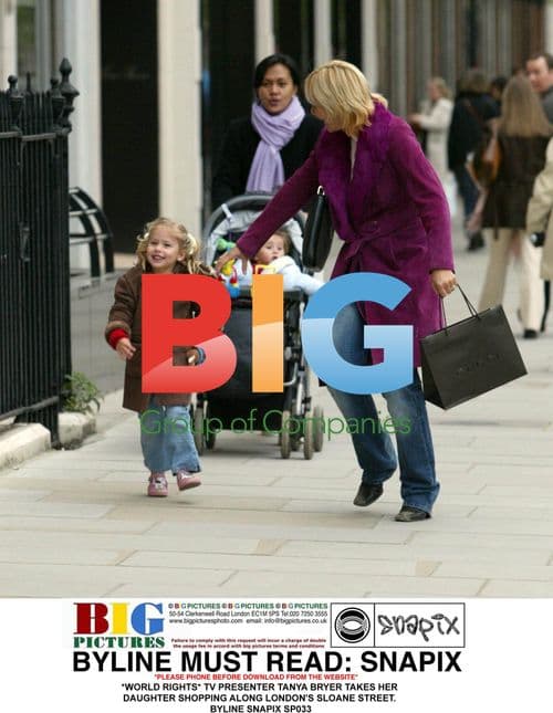 TV Presenter Tanya Bryer Shopping on Sloane Street