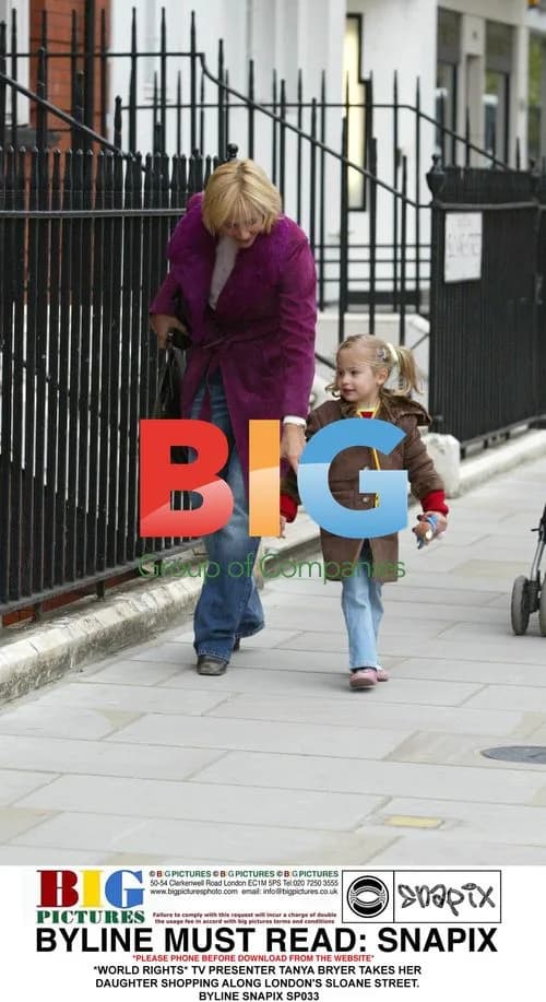 TV Presenter Tanya Bryer Shopping with Daughter