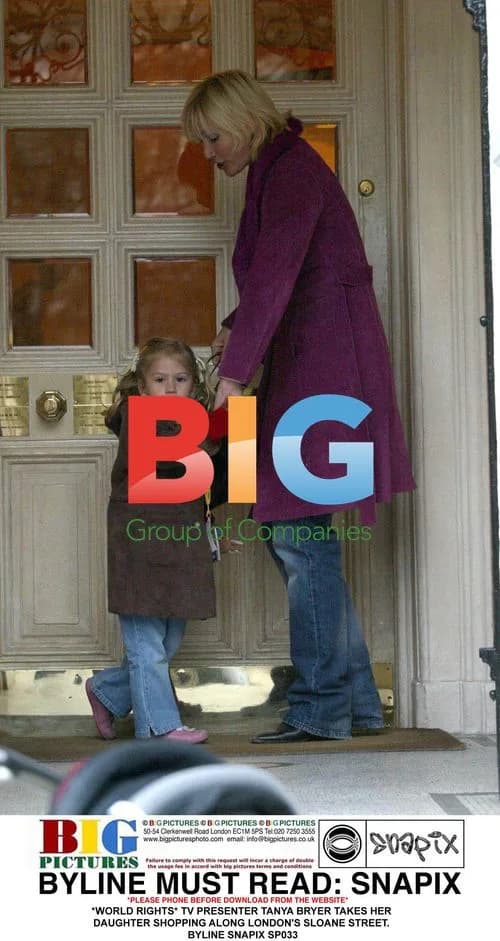 TV Presenter Tanya Bryer Shopping with Daughter