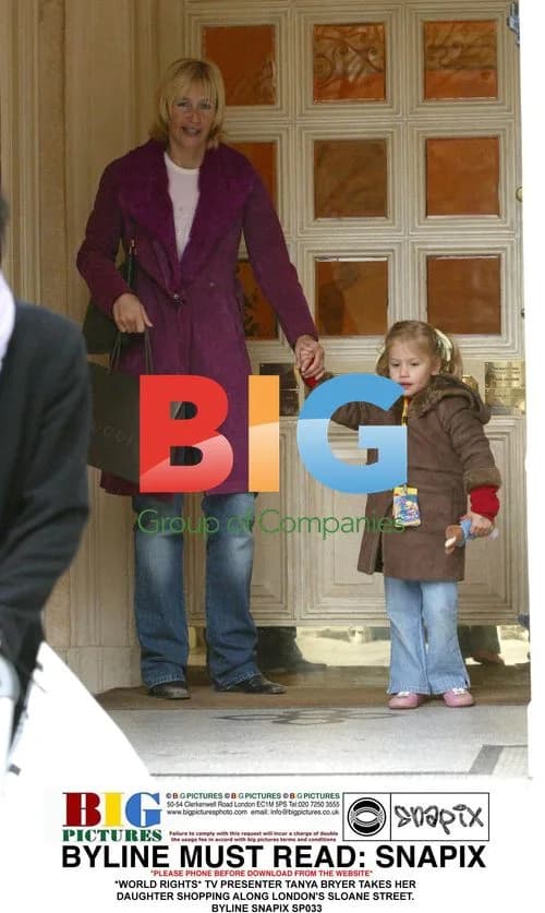 TV Presenter Tanya Bryer Shopping with Daughter on Sloane Street