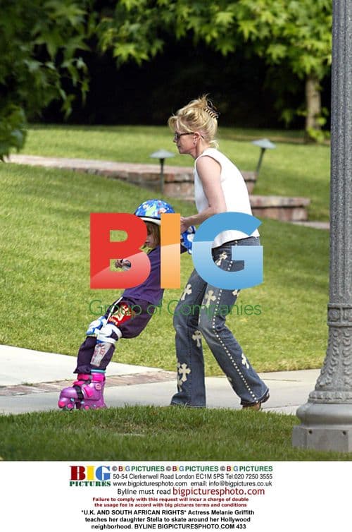 Melanie Griffith teaches daughter Stella to skate