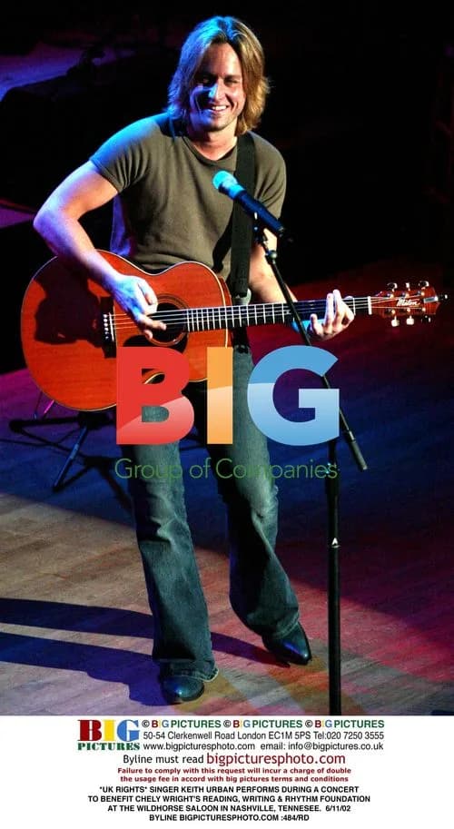 Keith Urban performs for Chely Wright's foundation