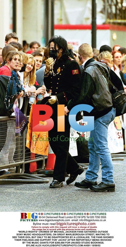 Crowds of Michael Jackson Fans Gather Outside Sony Music