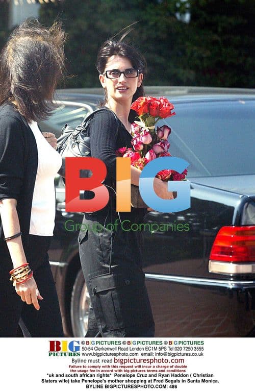 Penelope Cruz and Ryan Haddon go shopping