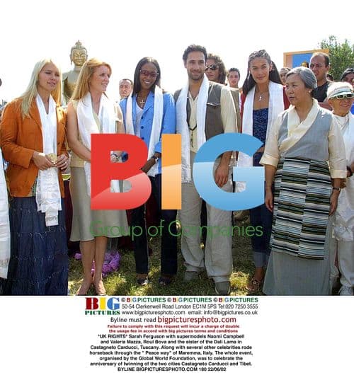 Sarah Ferguson with Naomi Campbell and others in Tuscany