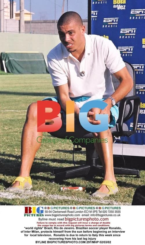 Ronaldo protects from sun before TV interview in Rio