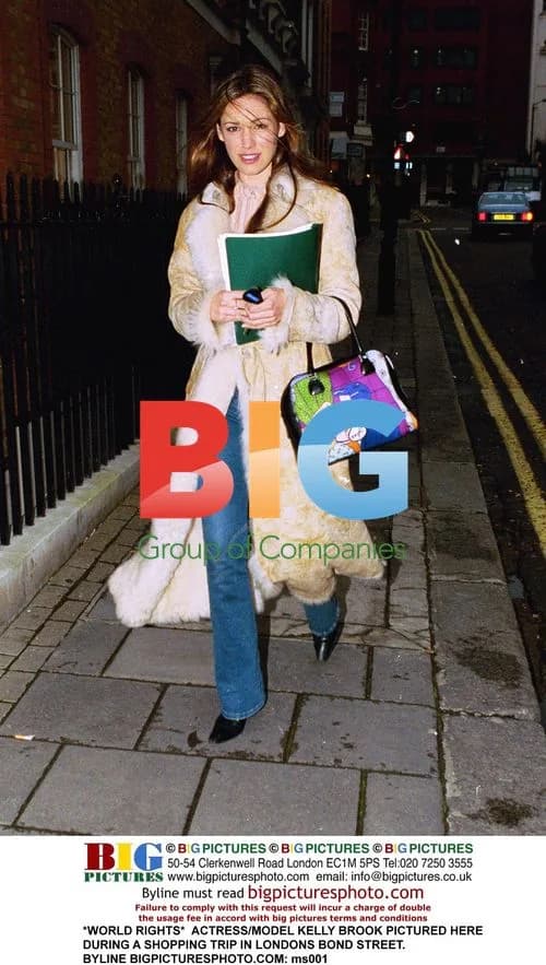 Kelly Brook Shopping in London