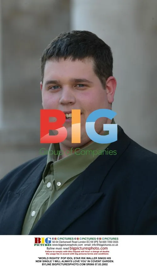 Pop Idol Rik Waller Sings New Single in Covent Garden