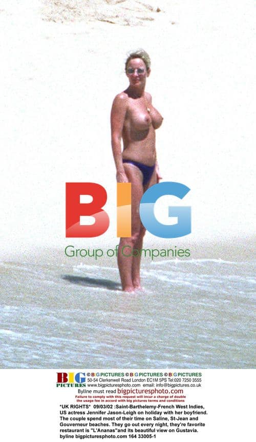 Jennifer Jason-Leigh on holiday in St-Bart