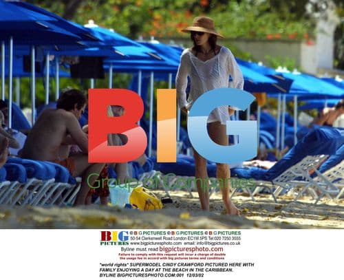 Cindy Crawford enjoys Caribbean beach day