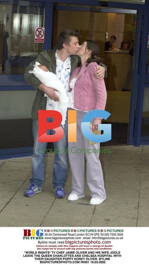 TV Chef Jamie Oliver Leaves Hospital with Daughter