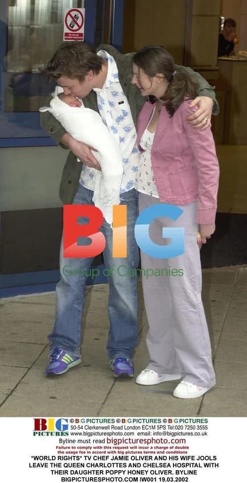 Jamie Oliver Leaves Hospital with Daughter