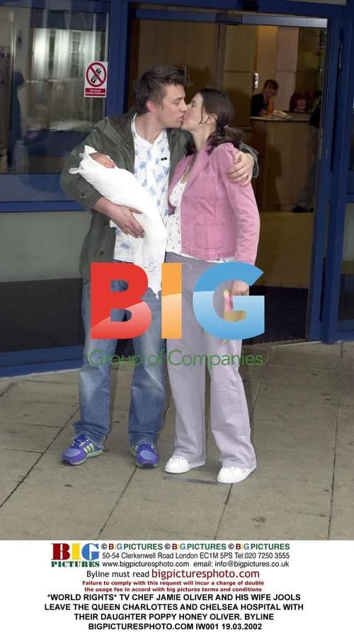 Jamie Oliver leaves hospital with daughter