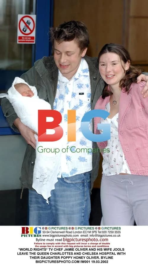 TV Chef Jamie Oliver Leaves Hospital with Daughter