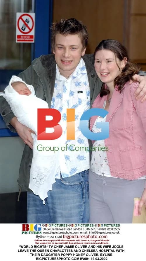 TV Chef Jamie Oliver Leaves Hospital with Family