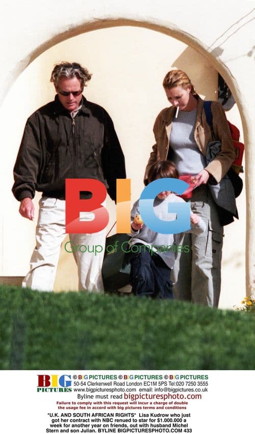 Lisa Kudrow out with family after 'Friends' contract renewal