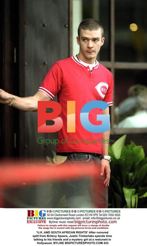 Justin Timberlake talks to friends, mystery girl