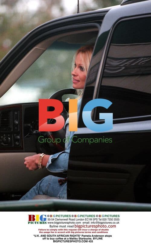 Pamela Anderson buys coffee in Malibu