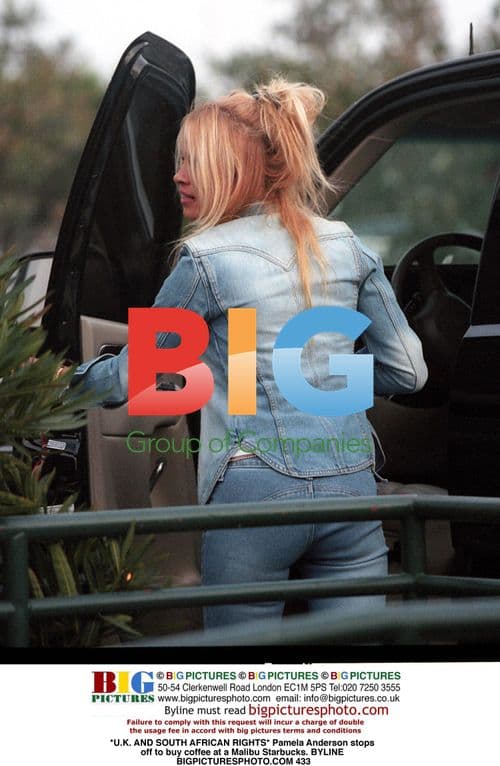 Pamela Anderson buys coffee at Malibu Starbucks