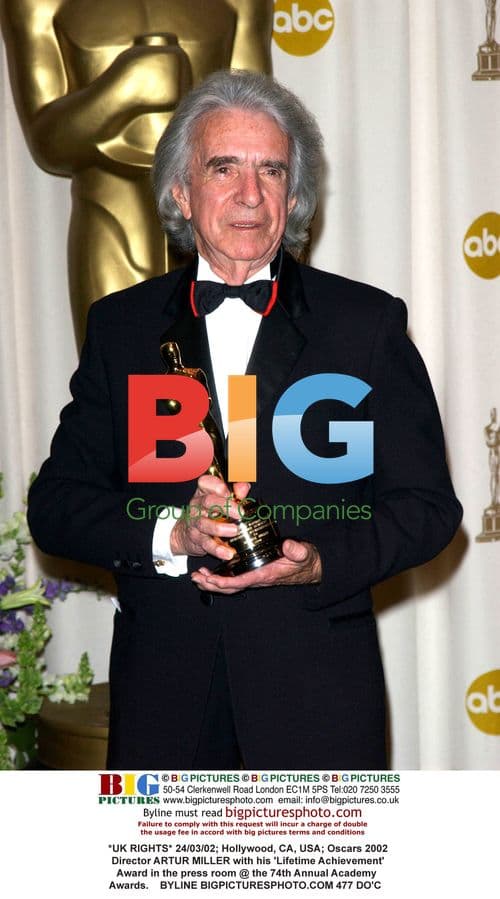 Oscars 2002: Director Artur Miller receives Lifetime Achievement Award