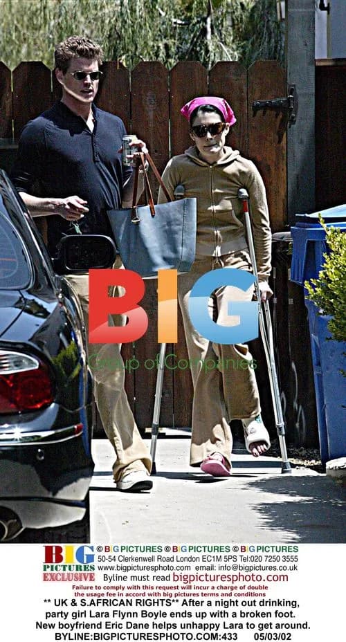 Lara Flynn Boyle with broken foot, helped by boyfriend Eric Dane