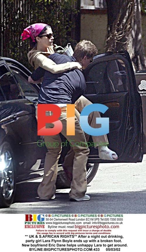 Lara Flynn Boyle with broken foot, boyfriend Eric Dane