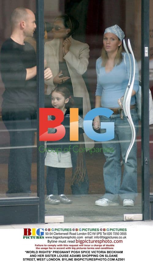 Pregnant Victoria Beckham Shopping with Sister