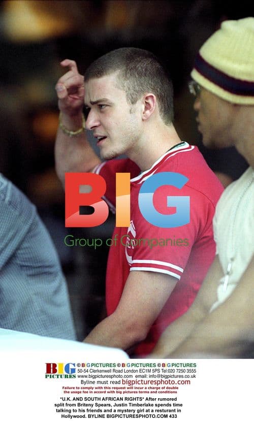 Justin Timberlake Spotted With Friends and Mystery Girl