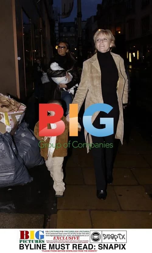 Victoria Beckham Shopping with Family