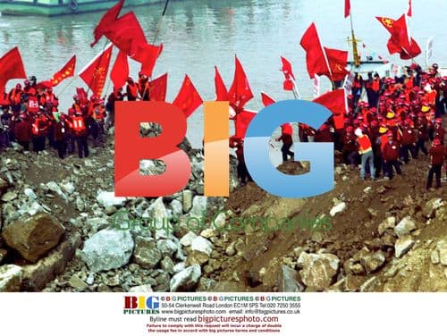 Workers close gap in Three Gorges Dam