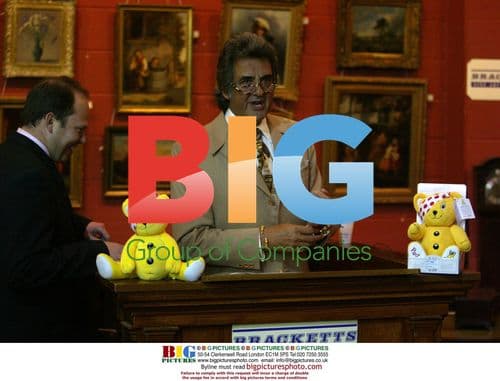 David Dickinson at Children in Need Bargain Hunt