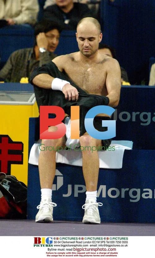 Juan Carlos Ferrero defeats Andre Agassi at Masters Tennis Cup