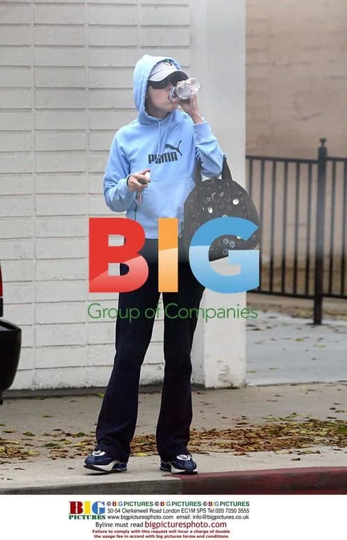 Reese Witherspoon Disguises From Paparazzi